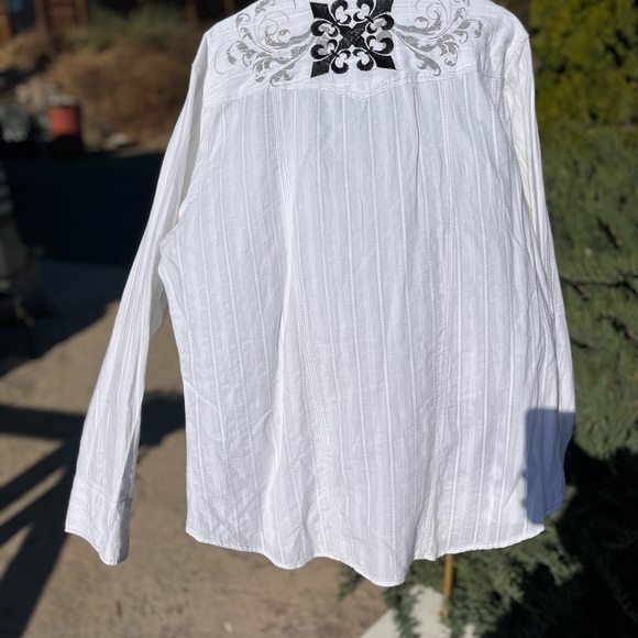 Mens 2x Pop Icon White Long Sleeved Snap up Shirt. Has slight underarm stain - Picture 6 of 8